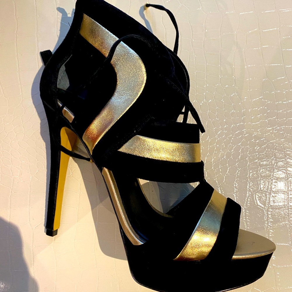 Guess Black & Gold size 8.5 heels. Brand New